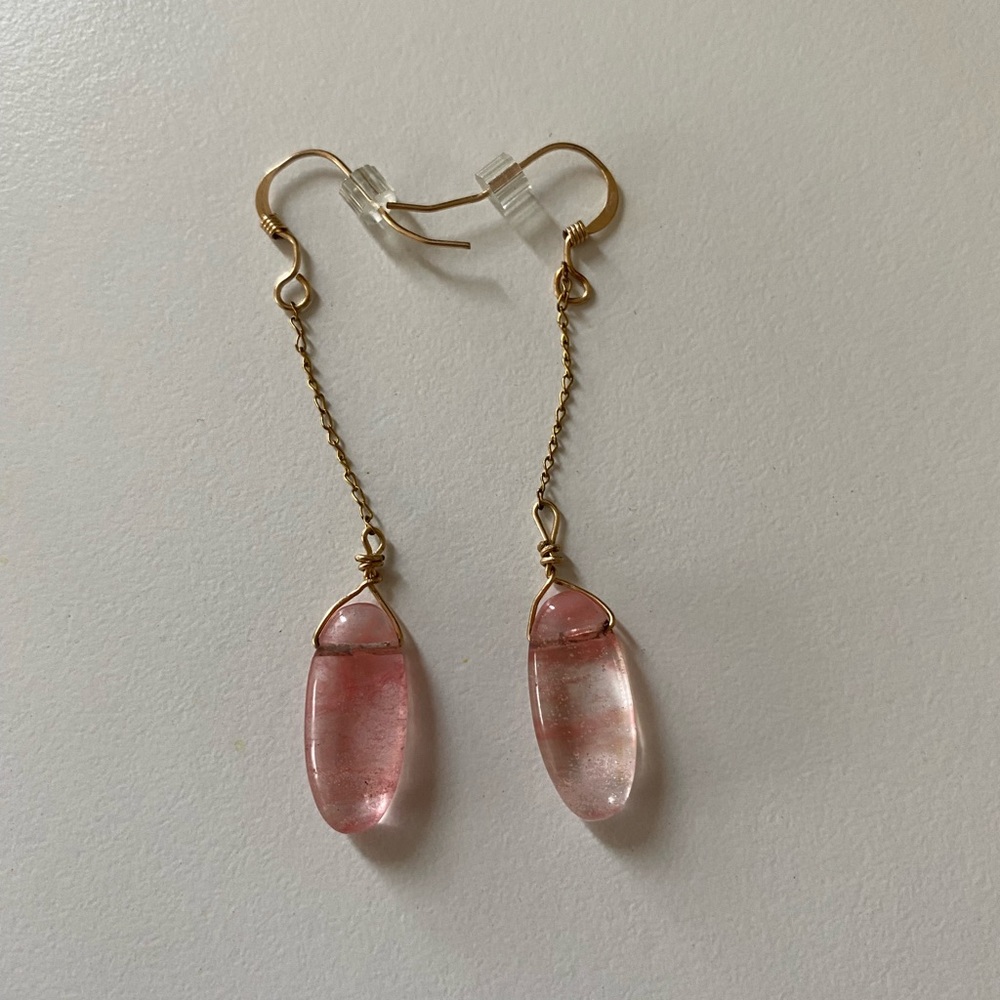 Drop earrings with pink resin